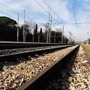 Torino, sassi sui binari: il macchinista scende e li sposta
