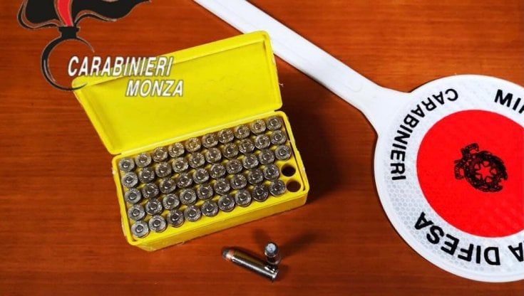 Bimbo di 9 anni porta a scuola i proiettili dell'arma del padre e li mostra ai compagni