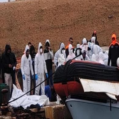 Lampedusa, riabbraccia la sua bimba che temeva persa fra le onde. “Non pensavo fosse viva”
