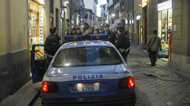 Firenze, la testimonianza: “Volevano una sigaretta e mi hanno puntato la pistola”