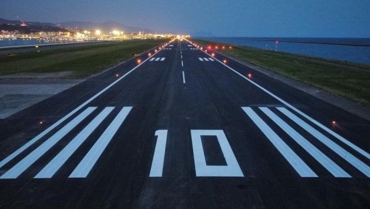 Riapre l'aeroporto di Genova: sul primo volo in arrivo da Bucarest anche famiglie ucraine 