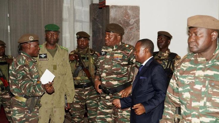 Niger, golpisti isolati. Usa e Ue tagliano gli aiuti: “Liberate il presidente”