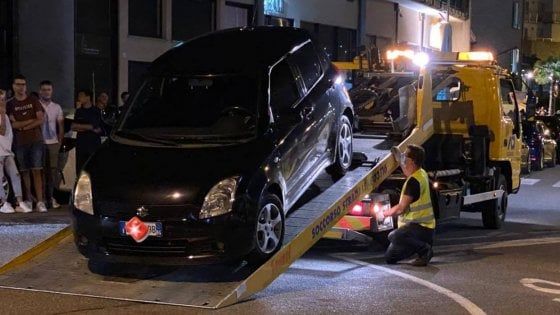 La battaglia della Croce Blu di Lovere, nella Bergamasca: carroattrezzi contro il parcheggio selvaggio