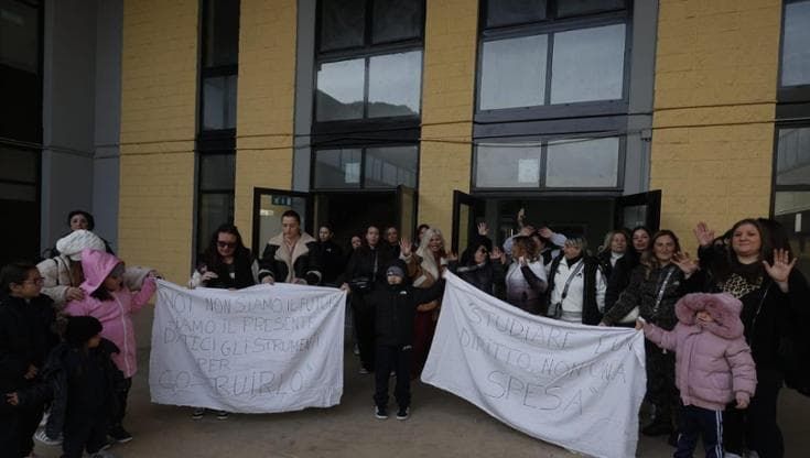 Napoli, mamme occupano scuola inutilizzata a Ponticelli: “Aprire l’istituto ai nostri figli”