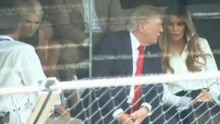 Trump e Melania litigano, dietro di loro c'è Natalie Harp