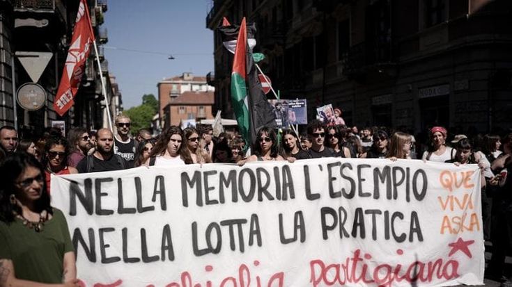 Askatasuna in corteo per le strade di Vanchiglia tra omaggio alle lapidi e protesta per lo sgombero