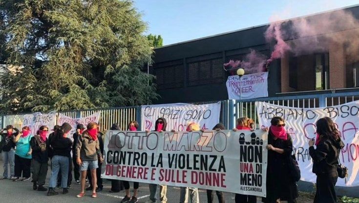 Alessandria, le femministe occupano il futuro Campus: braccio di ferro con l'università