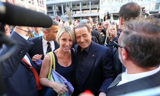 Berlusconi a Genova: "Non andare a votare è quasi reato" 