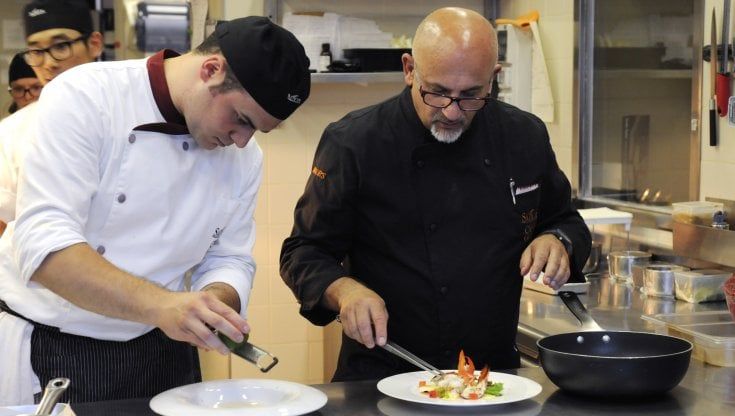 La tradizione culinaria rivisitata: minestrone, minicroste di grana e crema