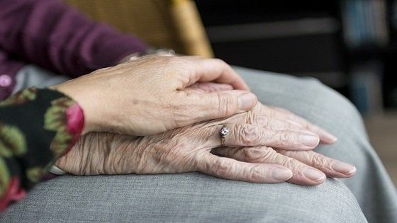 Doctor House: la nonna sta male dopo il barbecue in giardino