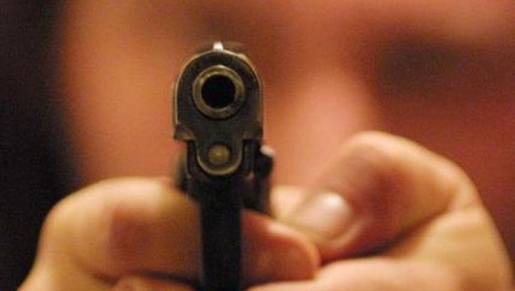 Per vendicare i figli dopo una lite gira un video di minaccia con la pistola e finisce denunciato