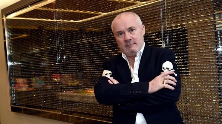 Damien Hirst, l’artista degli scandali, confessa in un podcast: “L’opera migliore? La prima”