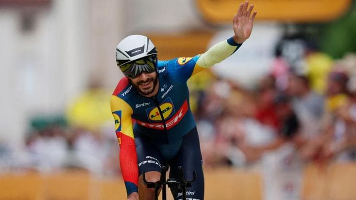 Tour de France, Julien Bernard multato per un bacio alla moglie durante la crono: la decisione della giuria è incredibile