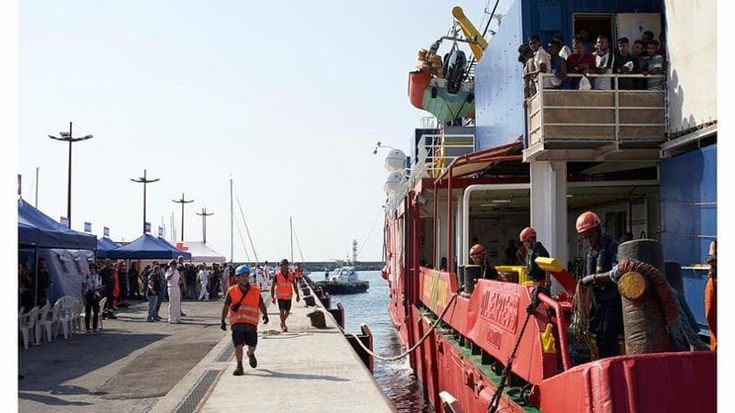 Migranti, Sea Eye 4 salva 114 persone: multata e bloccata a Salerno. Schlein: “Governo disumano”