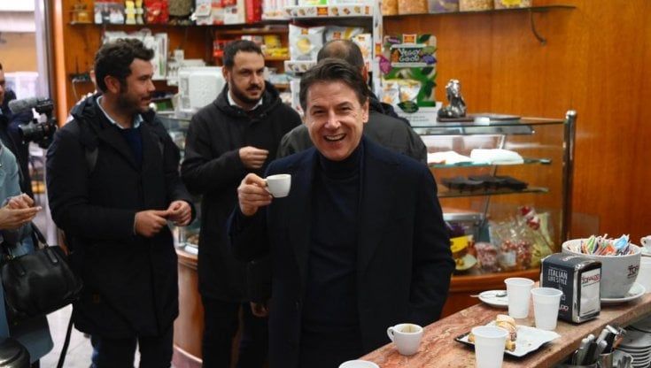 Conte a Napoli: "Non cediamo sul reddito, fomenta l'odio chi abbandona gli indigenti"