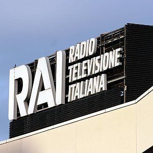 Rai, Renzi va al Tg3. "Nessun editto bulgaro, vogliamo Rai indipendente". Anzaldi nel mirino della minoranza dem