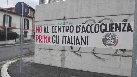 Roma, presidio di Casapound contro il centro per migranti: "Prima gli italiani"