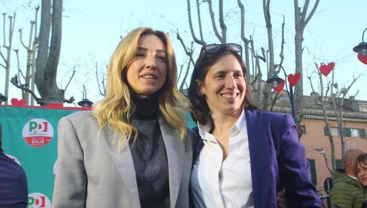 Silvia Salis alla prova della piazza, l’abbraccio di Schlein: “Stiamo uniti, Genova volta pagina”