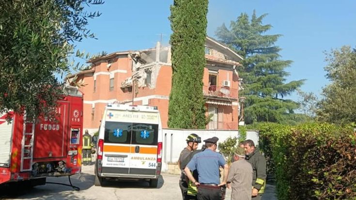 Cassino, esplosione in una palazzina: crolla il tetto, due ustionati gravi