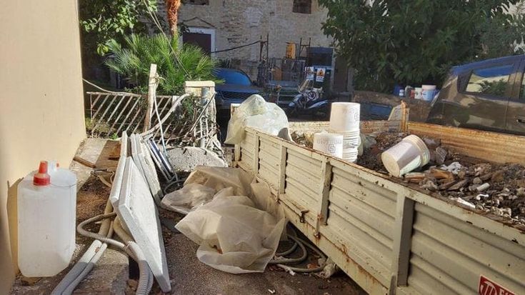 Cantiere a Palazzo Donn’Anna: “Lavori lenti, qui una discarica”