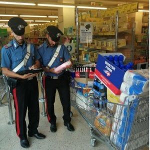 Roma, non fa pagare la spesa agli amici: arrestato cassiere del supermarket