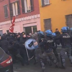 Piacenza, violenti scontri in piazza tra polizia e manifestanti