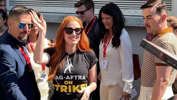 Jessica Chastain sbarca a Venezia con una maglietta a sostegno dello sciopero Sag-Aftra