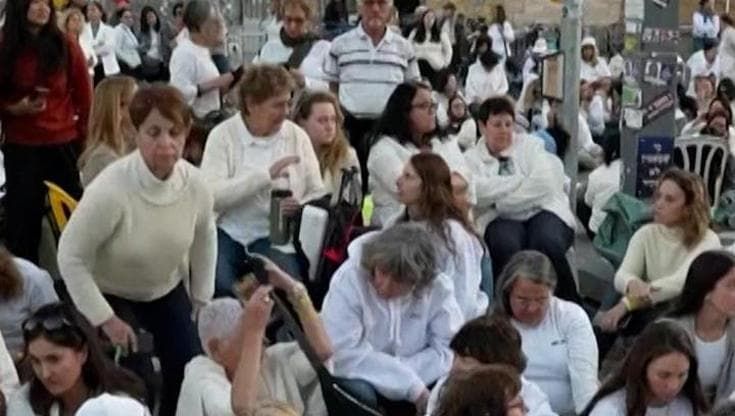 Tel Aviv, la protesta delle madri degli ostaggi di Hamas: "Nessuna vittoria finché non torneranno"