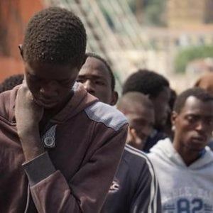 Migrazioni, "Perché ci riguarda", storie di viaggi rischiosi di chi accetta di attraversare il mare in condizioni disumane