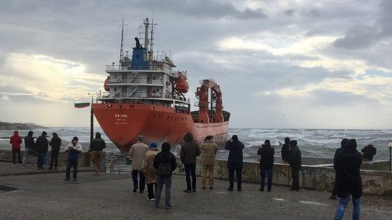 Nave incagliata a Livorno, operazioni sospese: c'è un cavo da sostituire
