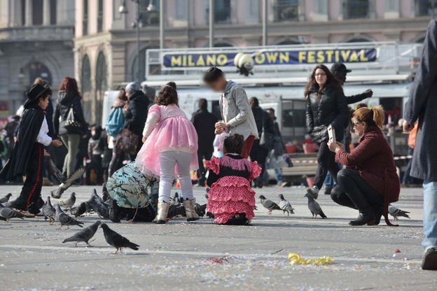 Milano, Carnevale con i clown in piazza Duomo