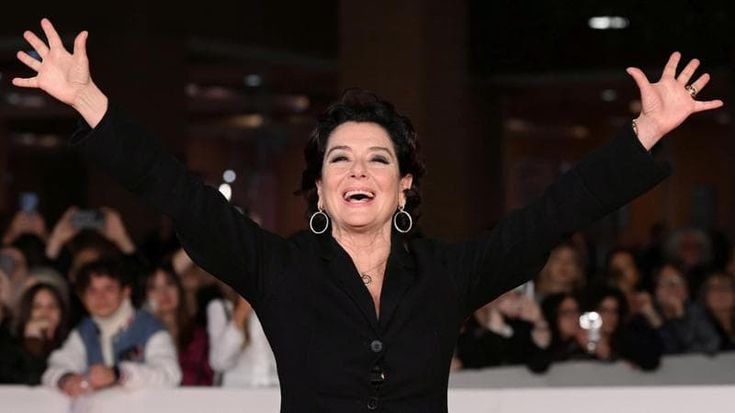 Monica Guerritore: “Dopo il tumore, a Ballando ho ritrovato me stessa. Ora aspetto i miei capelli”