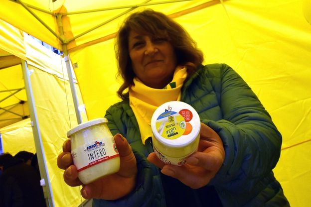Pasquetta, in piazza a Torino la "protesta del latte" della Coldiretti 