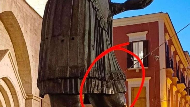 Luci di Natale agganciate sulla statua di Eraclio: a Barletta esplode la polemica. “Una barbarie”