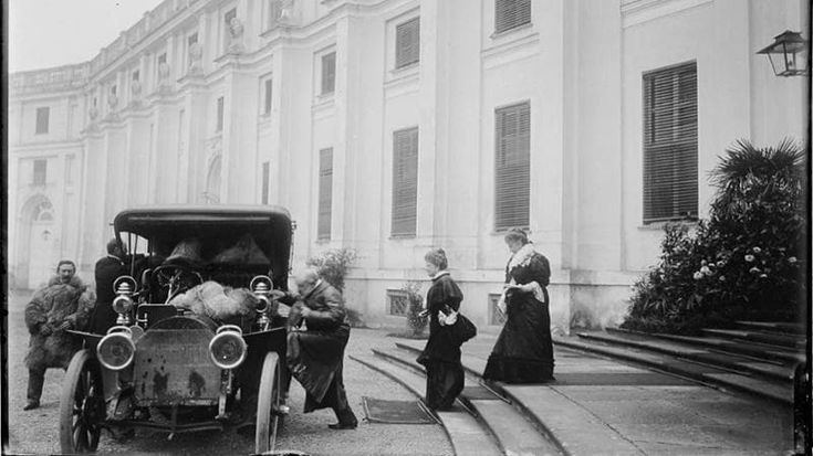 Sulle strade e nelle stanze della Regina
