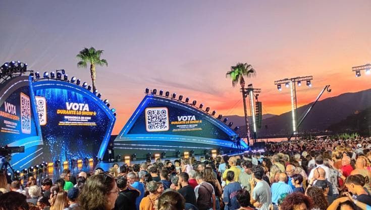 Ventimiglia, in 4mila alla prima serata del Super Karaoke. Con polemiche per costi e logistica