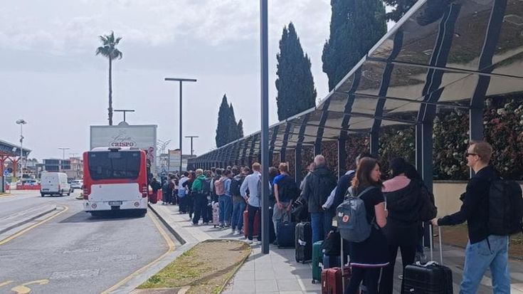 Napoli, arrivano i turisti stranieri: “Musei, lungomare e pizza. La nostra Pasqua in città”