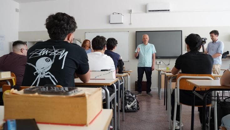 A Bari la maturità si affronta con i santini nel dizionario: “Seconda prova ti temiamo”