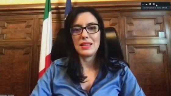 Scuola, Azzolina: "Tuteleremo lavoratori fragili. Non si screditi il personale"