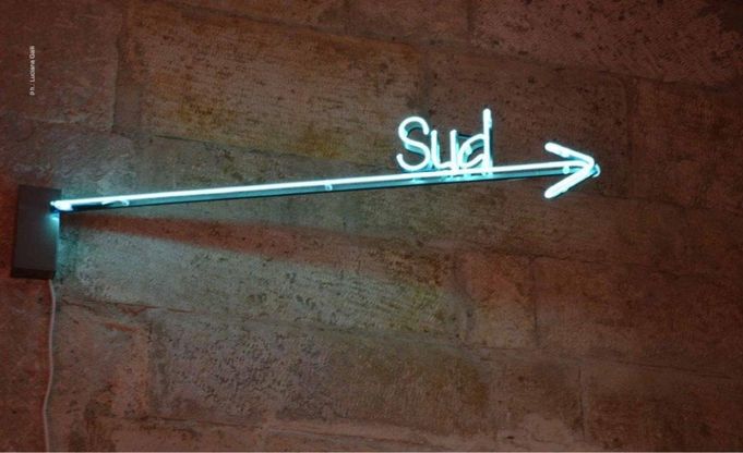 Neon e oggetti riciclati: a Bari l'arte indaga il Sud