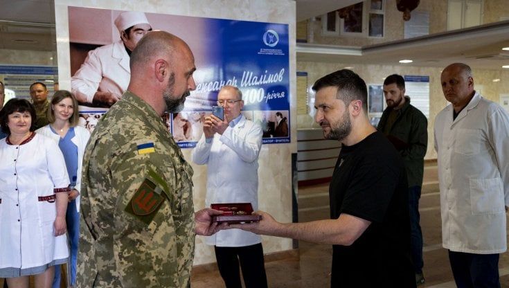 In Ucraina tra le prime critiche e le epurazioni si incrina il fronte di Zelensky, che però resta insostituibile
