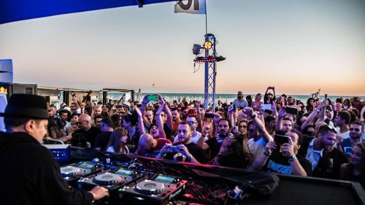 A Fregene non si balla più, dopo il caos del Primo maggio vietati dj set e concerti nei lidi