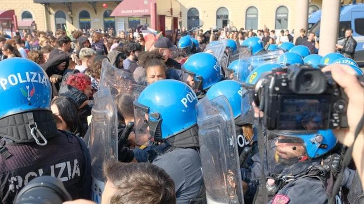 Cortei degli studenti e per il clima. Caos sui viali e in centro, poi la protesta alla stazione