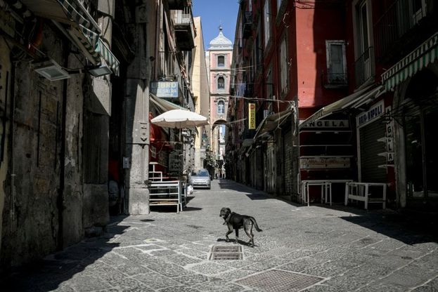 La Napoli dei Decumani nel deserto della Festa della Liberazione, vista da Riccardo Siano