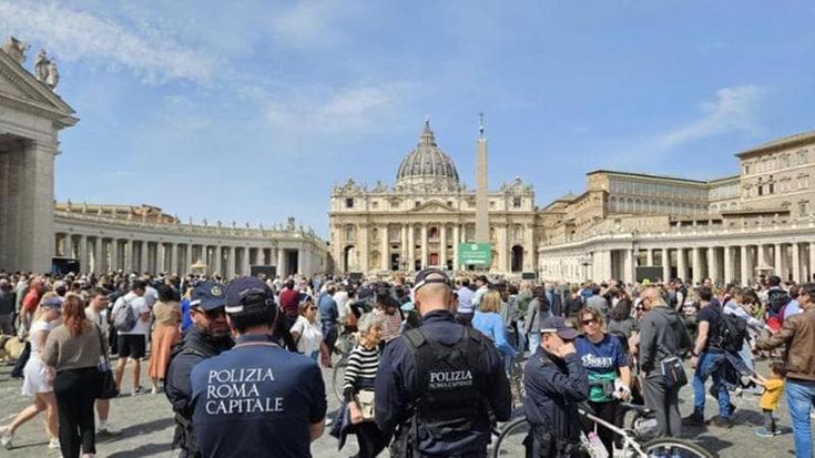Morte di Papa Francesco, il pellegrinaggio triste in piazza San Pietro: “Ma è proprio vero?”