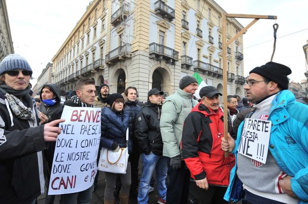 Forche e striscioni in piazza Castello