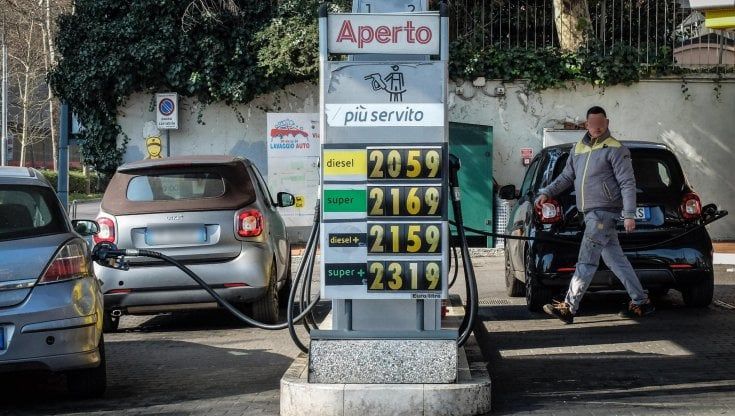 Caro carburanti, la Cgia lancia l'allarme per i padroncini: "Ridurre le accise"