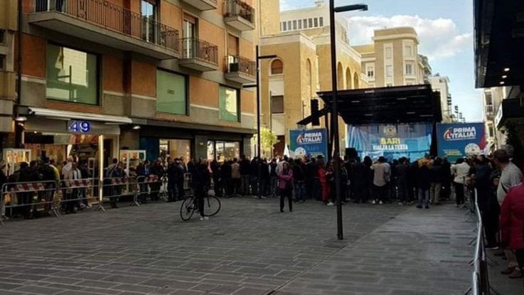 Ironia della sorte, a Bari il palco di Salvini davanti all'insegna della boutique '49' (come i milioni della Lega)