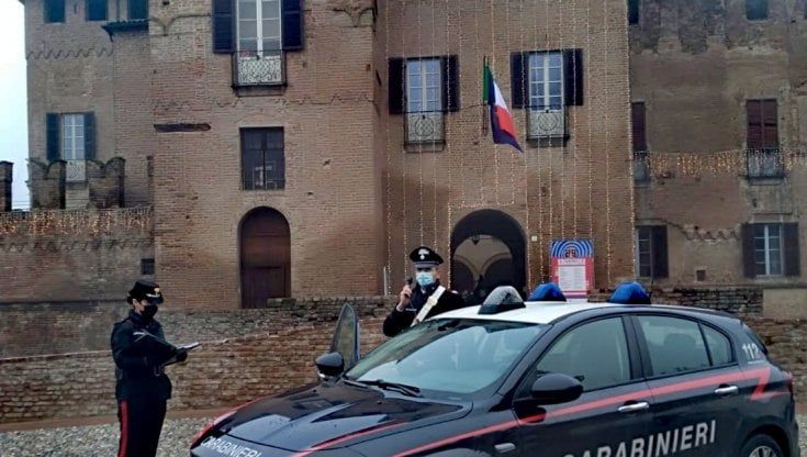 Evade dai domiciliari, ruba un'auto e commette due rapine a Parma 