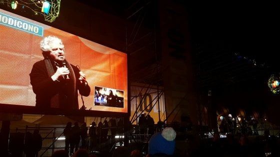 Torino, Grillo in piazza per il No: "Paese spaccato in due, avanti per la nostra strada"